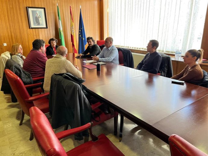 Valenzuela (al fondo, centro), en la reunión con Caro (al fondo, izda.) y los representantes de CCOO y de los trabajadores de LCG Fruit.