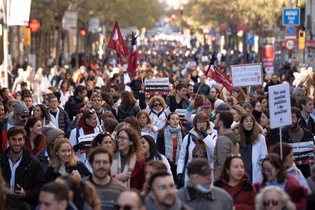 Manifestación del sindicato médico Metges de Catalunya por la huelga sanitaria, a 25 de enero de 2023, en Barcelona