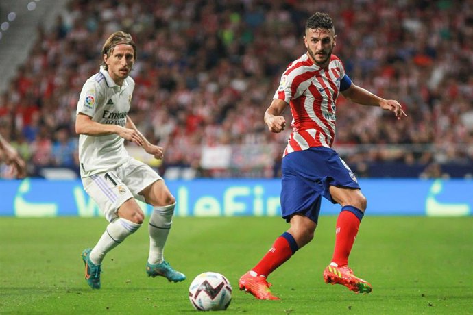 Archivo - Luka Modric, jugador del Real Madrid y Jorge Resurrección "Koke", jugador del  Atlético de Madrid 