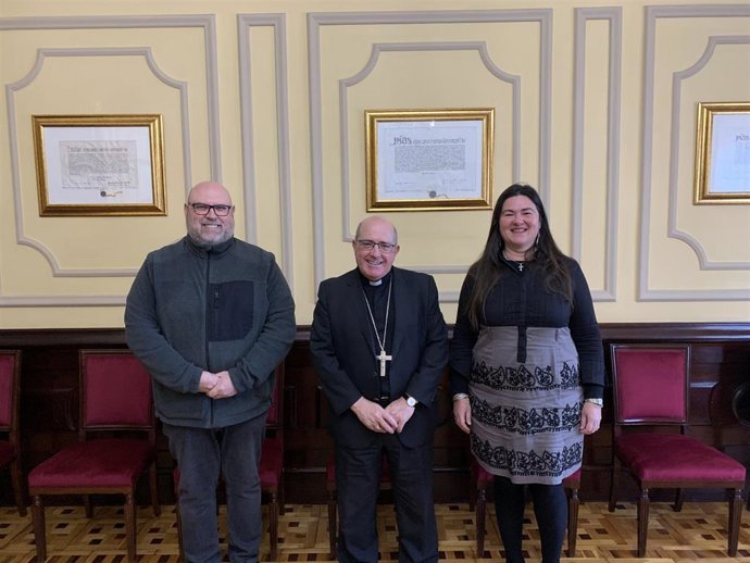 María Macías con el obispo de Huelva, Santiago Gómez.