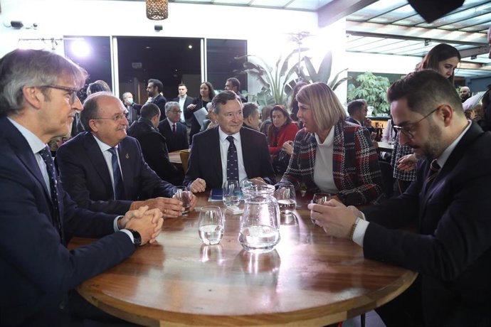 Luis Alberto Marin (I), Tomas Martinez Pagan, Angel Simon, Noelia Arroyo y Paco Belmonte (D)