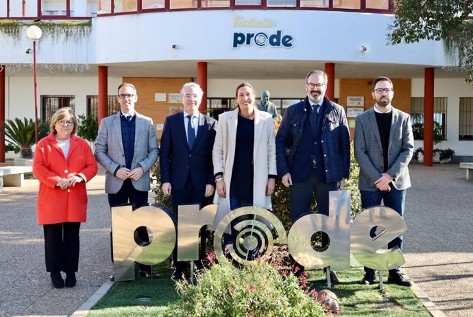 Loles López (centro), en la visita a la Fundación Prode.