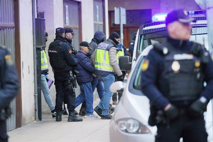 Agentes de la Policía Nacional llevan al hombre detenido, con gorra, por su presunta relación con el envío de las cartas explosivas a diferentes instituciones