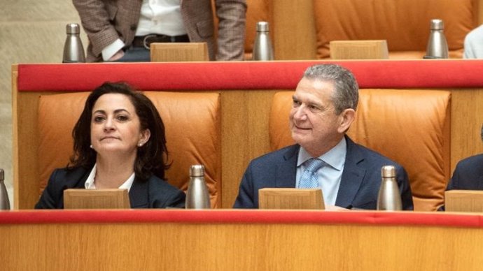 La presidenta del pleno, Concha Andreu, junto al consejero de Hacienda, Celso Gonzáles