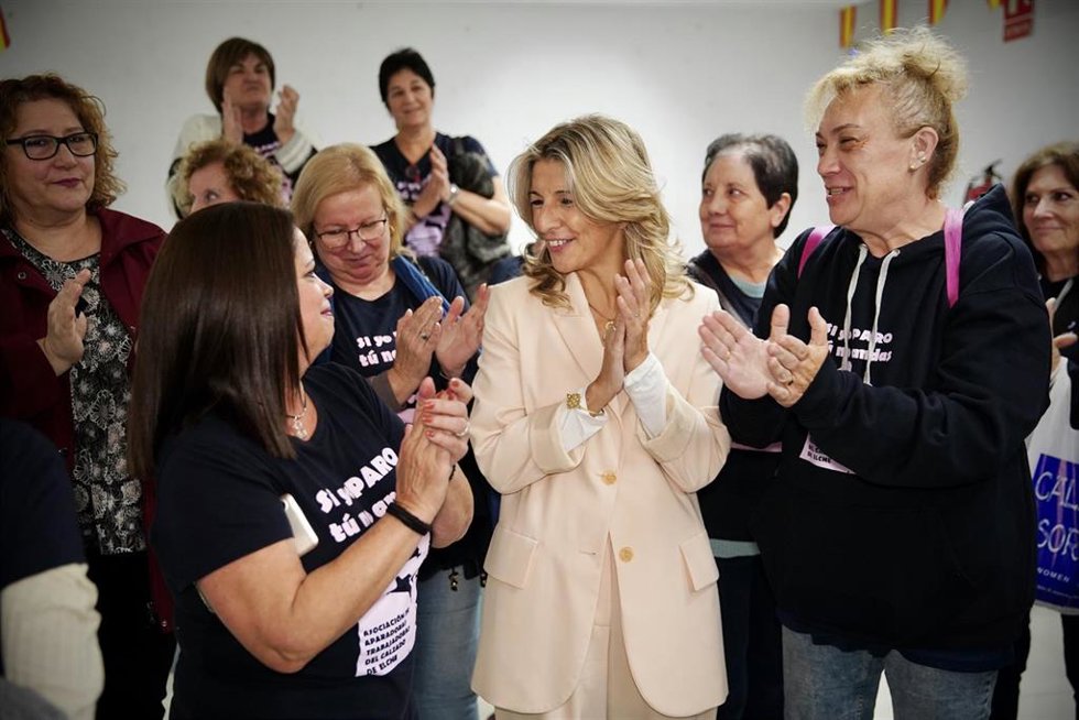 Archivo - La vicepresidenta segunda del Gobierno y ministra de Trabajo, Yolanda Díaz, se reúne con el colectivo de aparadoras en el barrio de Carrús, en Elche (Alicante)