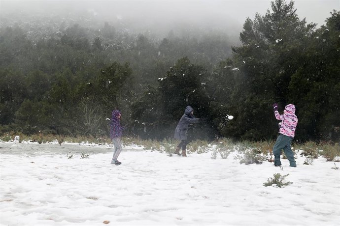 Varios niños juegan con la nieve en la Serra de Tramuntana.
