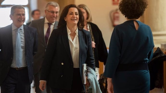 La presidenta del Gobierno, Concha Andreu, llegando al pleno del Parlamento