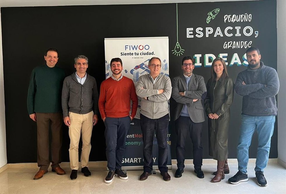 Juan Manuel Díaz y José Checa (centro) en representación de todo el equipo del Aula de Transformación Digital Fiware de la Universidad de Córdoba, y miembros de la organización.