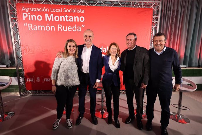 La ministra de Transportes, Movilidad y Agenda Urbana, Raquel Sánchez; el alcalde de Sevilla, Antonio Muñoz; el líder del PSOE-A, Juan Espadas; el secretario general del PSOE de Sevilla, Javier Fernández, y la secretaria general de la Agrupación Local s