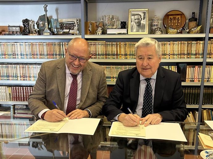 Manuel Torralbo, rector de la UCO, y Francisco Moreno, presidente de la Fundación Antonio Gala.