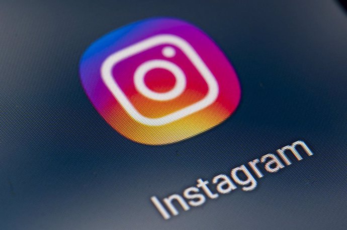 Archivo - FILED - 21 January 2022, Berlin: The icon of the app Instagram is seen on the screen of a smartphone. Photo: Fabian Sommer/dpa