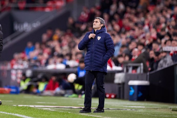 Ernesto Valverde head coach of Athletic Club looks on during the Copa del Rey Round of 16 match between Athletic Club and RCD Espanyol at San Mames  on January 18, 2023, in Bilbao, Spain.