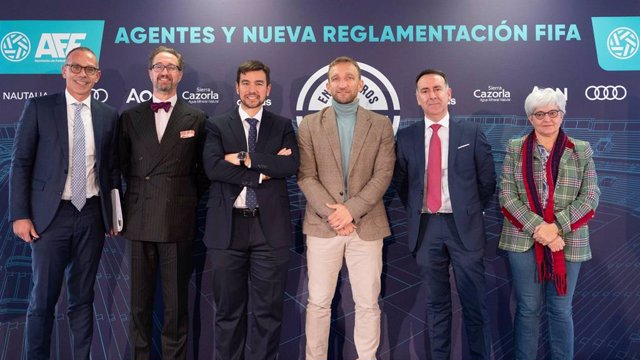 El secretario general de la AFE, Diego Rivas, en el centro de la imagen, junto a los ponentes en la jornada de Encuentros AFE sobre el Reglamento sobre Agentes de Fútbol'.