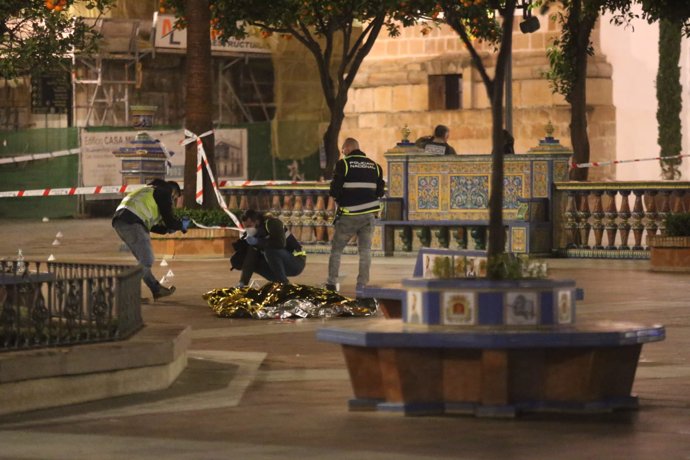 Efectivos sanitarios y policiales cubren el cadáver del sacristán fallecido en un ataque a diferentes iglesias, a 25 de enero de 2023 en Algeciras (Cádiz, Andalucía, España). 