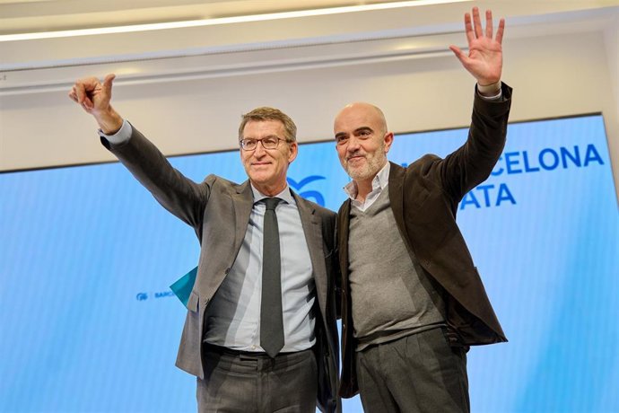 El presidente del PP, Alberto Núñez Feijóo (i), presenta al candidato Daniel Sirera (d) a la Alcaldía de Barcelona en el Auditorio MGS, a 25 de enero de 2023, en Barcelona, Catalunya (España).