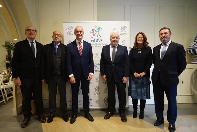 El alcalde de Sevilla, Antonio Muñoz, junto al presidente de la Asociación ABEA, el arquitecto Rafael Aguilar (a su izquierda) y algunos de los empresarios participantes en el almuerzo coloquio solidario en favor de la educación en la India.