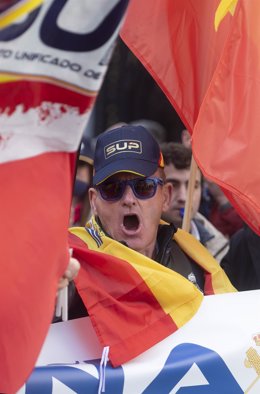 Archivo - Un hombre grita en la manifestación convocada por la Asociación Unificada de Guardias Civiles (AUGC) y el Sindicato Unificado de Policía (SUP)