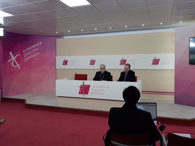Archivo - El nuevo secretario general de la Conferencia Episcopal Española (CEE), César García Magán, en rueda de prensa.