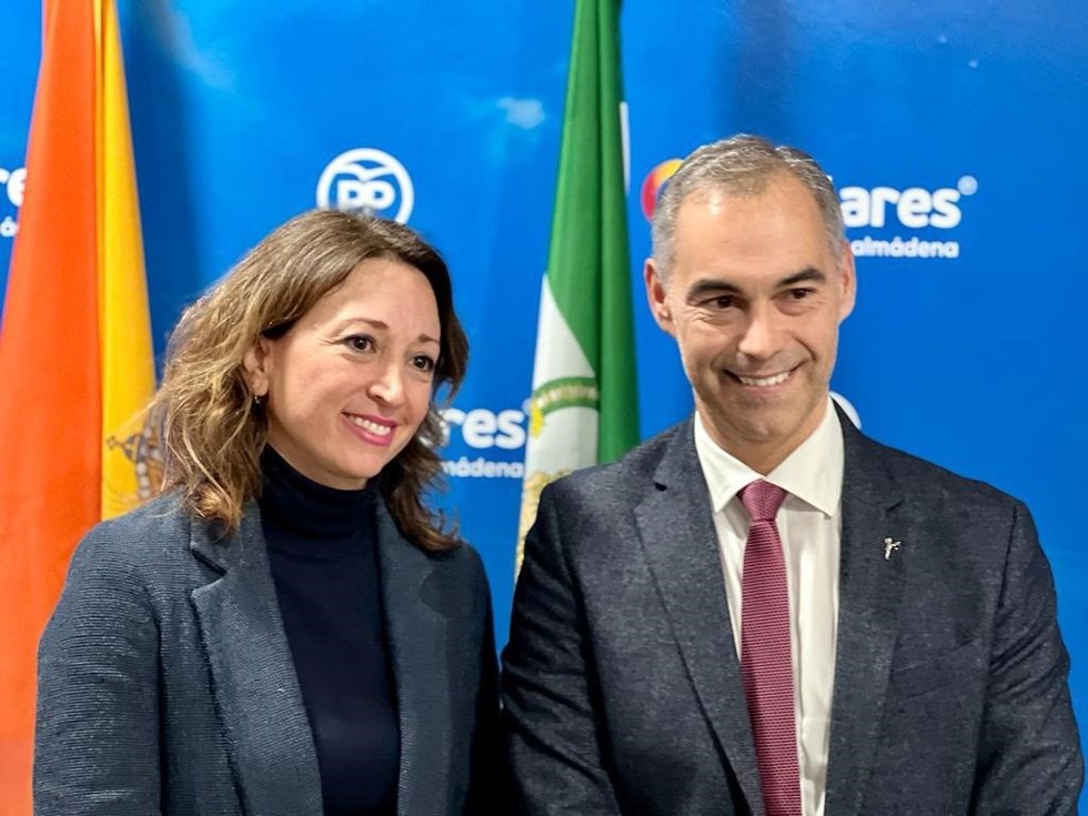 La presidenta del PP de Málaga, Patricia Navarro, y el candidato del PP a la Alcaldía de Benalmádena