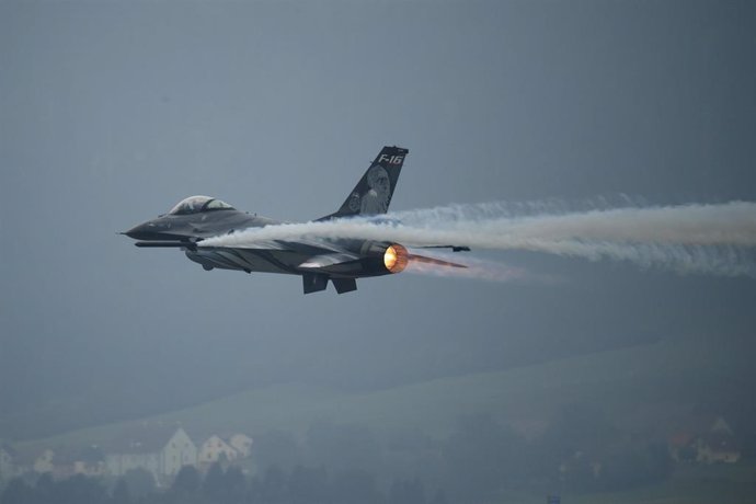 Archivo - Un avión Lockheed Martin F-16 