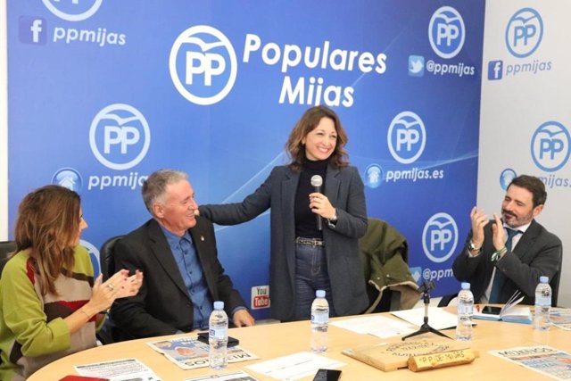 La presidenta del PP de Málaga, Patricia Navarro, junto al candidato 'popular' a la Alcaldía de Mijas, Ángel Nozal, durante una reunión con simpatizantes y afiliados del municipio