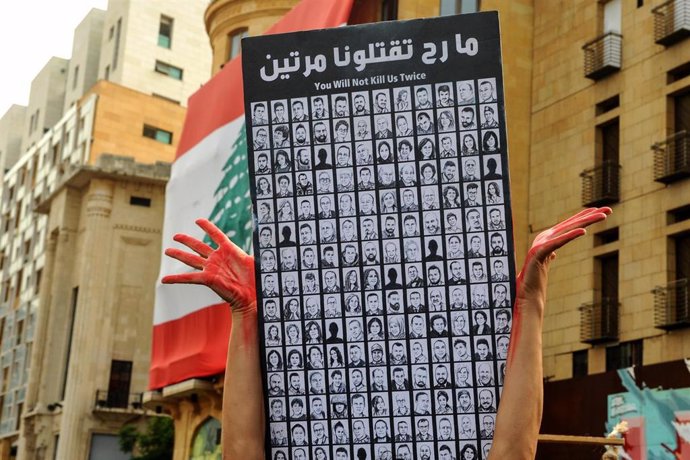 Archivo - Un cartel de protesta por la explosión de Beriut en 2020, que dejó 200 muertos (Archivo)