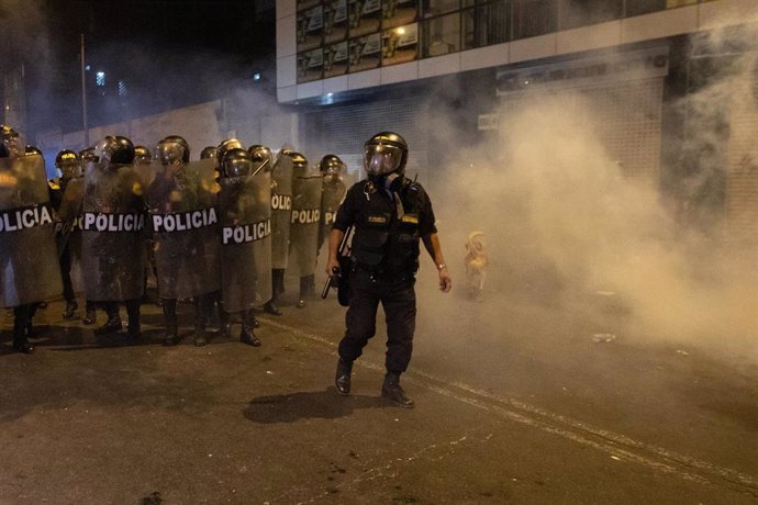 Agentes de la Policía antidisturbios durante las protestas contra Dina Boluarte en Perú