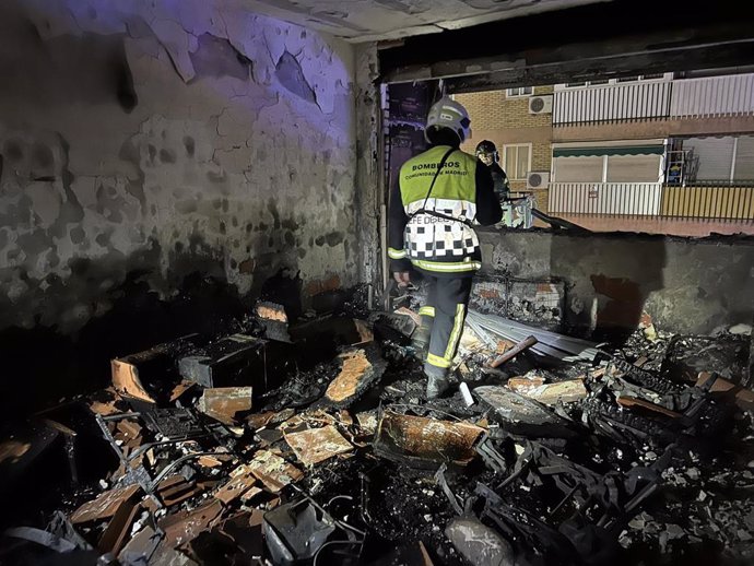 Bomberos de la Comunidad de Madrid en un incendio en Parla