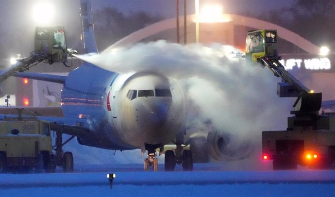 Archivo - Un avión de American Airlines es descongelado (ARCHIVO)