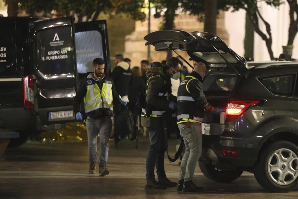 Agentes de la policia nacional recogen los útiles tras el levantamiento del cadáver del sacristán en Algeciras, Cádiz.