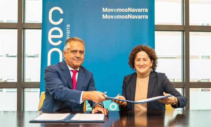 El presidente de la CEN, Juan Miguel Sucunza, y la consejera de Derechos Sociales, Carmen Maeztu, en la firma del convenio.