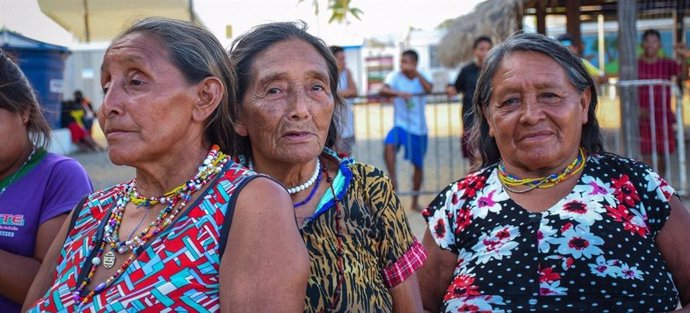 Archivo - Mujeres mayores indígenas venezolnas refugiadas en Manao, en Brasil.
