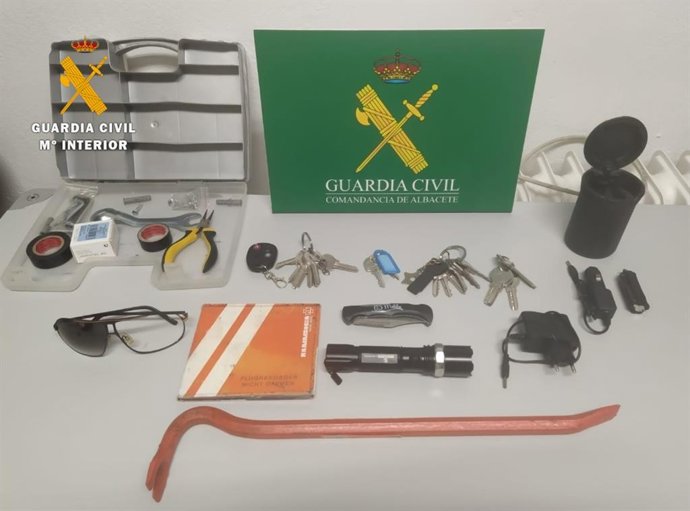 Detenidos dos varones con amplio historial delictivo por robar con fuerza en coches de Villarrobledo.