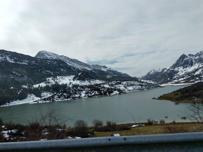 Archivo - Imagen de archivo del Puerto de Tarna, Puertos, carreteras, nieve, temporal, invierno, cadenas.