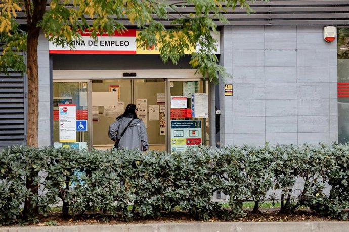Archivo - Una mujer a las puertas de una oficina de empleo