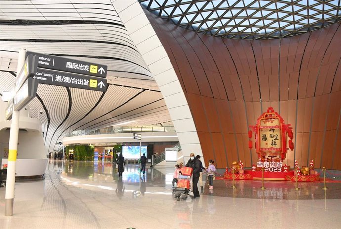 Viajeros en el Aeropuerto Internacional de Pekín-Daxing