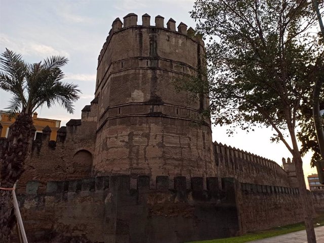 Torre Blanca de las murallas almohades de la Macarena, legado de la primera etapa del Reino de Sevilla