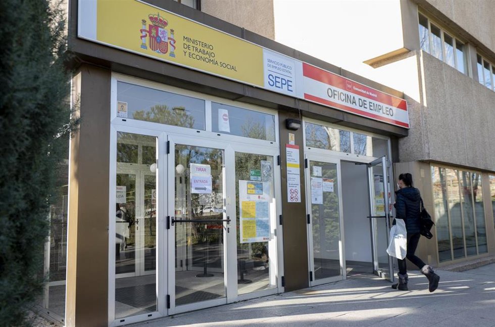 Archivo - Una mujer joven entrando en una oficina de empleo