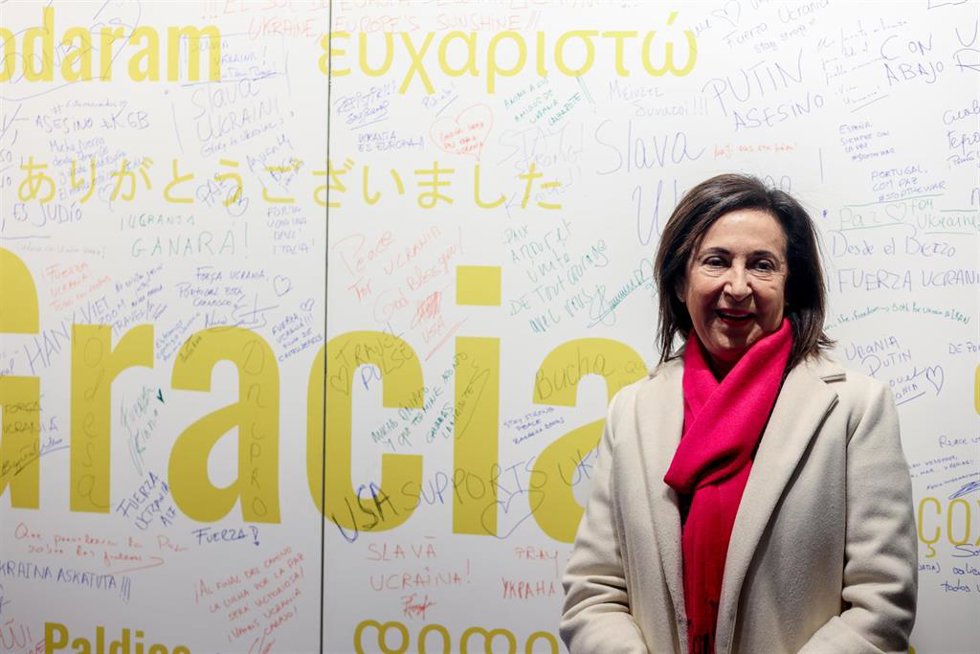 La ministra de Defensa, Margarita Robles, durante su visita al estand de Ucrania en la tercera jornada de la Feria Internacional de Turismo, Fitur 2023, en IFEMA Madrid, a 20 de enero de 2023, en Madrid (España). El fin del estand de Ucrania es que los 