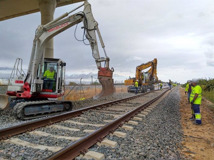 Maquinaria y trabajadores en labores de renovación de una vía ferroviaria.