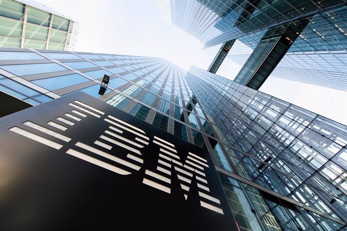 Archivo - FILED - 06 March 2017, Bavaria, Munich: The IBM logo is seen on the entrance of the Highlight Towers. Photo: picture alliance / Matthias Balk/dpa