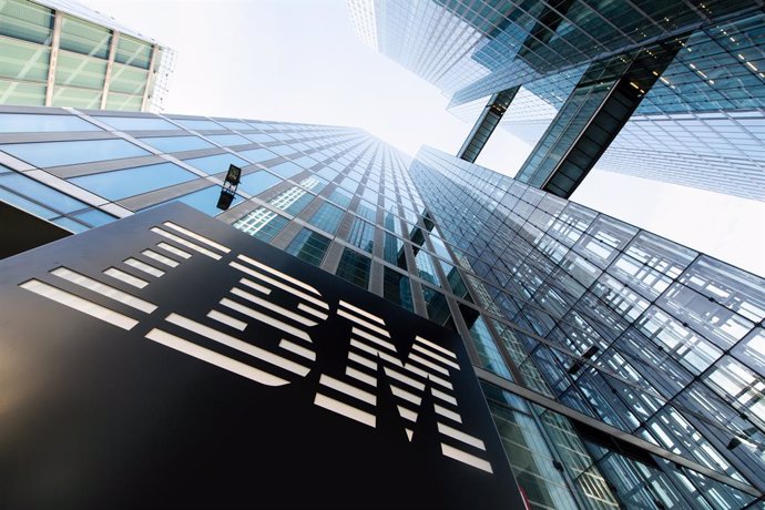 Archivo - FILED - 06 March 2017, Bavaria, Munich: The IBM logo is seen on the entrance of the Highlight Towers. Photo: picture alliance / Matthias Balk/dpa