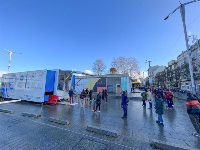 Archivo - Varias personas hacen cola para hacerse PCR, en un punto móvil de PCR gratuitas en el Naútico de Vigo, a 23 de diciembre de 2021
