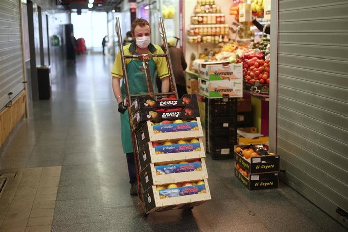Archivo - Un trabajador en un mercado, en una imagen de archivo.