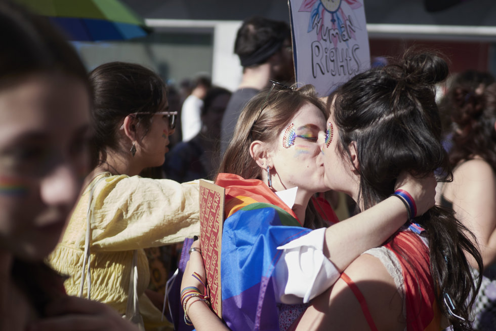 Dos personas se besan durante una manifestación por el Orgullo LGTBI, a 28 de junio de 2022, en Pamplona