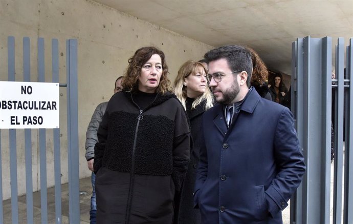 La presidenta del Govern, Francina Armengol, con el presidente de la Generalitat de Catalunya, Pere Aragons, durante el funeral del cineasta Agustí Villaronga, en el tanatorio de Sant Gervasi, a 24 de enero de 2023, en Barcelona