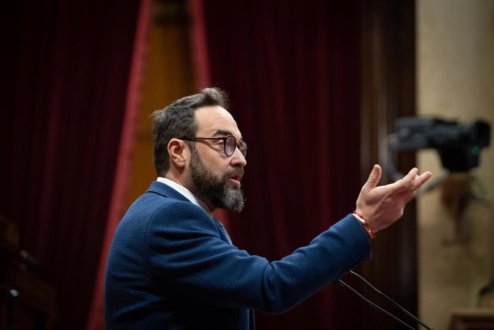 El conseller de Territorio de la Generalitat, Juli Fernndez, en el pleno del Parlament
