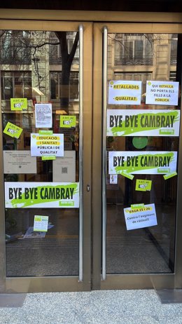 Carteles en las puertas del Consorci d'Educació de Barcelona este jueves