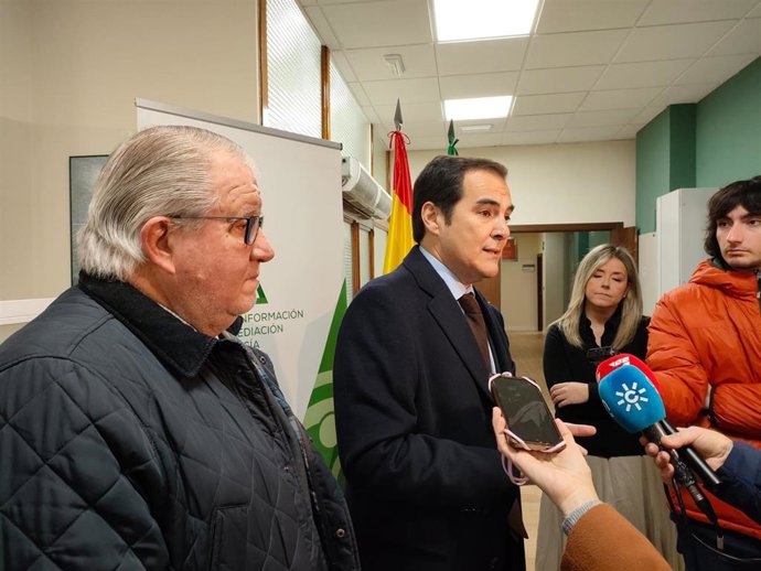 José Antonio Nieto atiende a los periodistas.