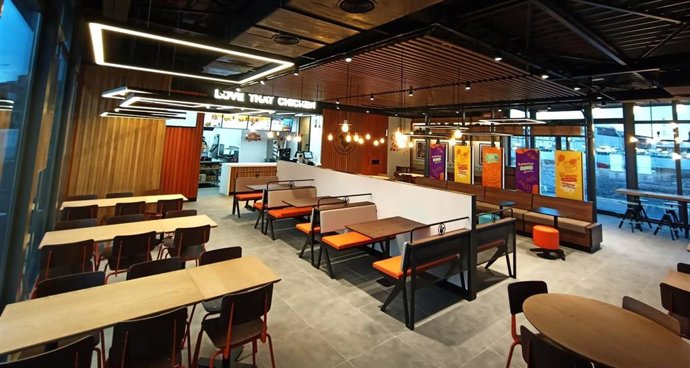 Interior del restaurante Popeyes en Sestao (Bizkaia), su primera apertura en Euskadi